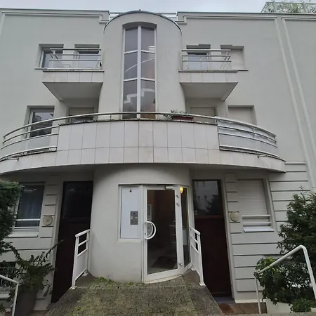 A Apartment Suresnes